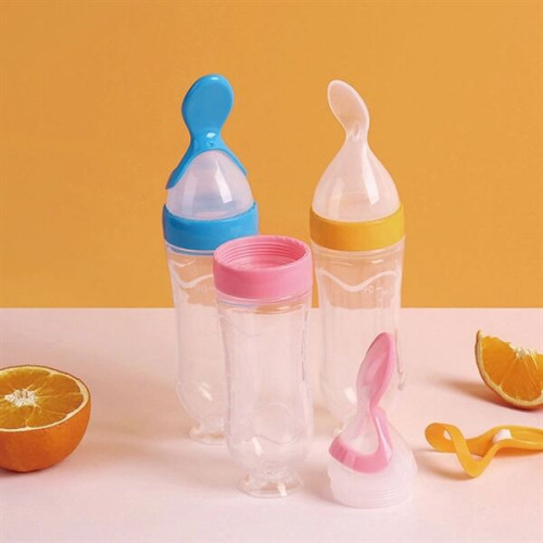 Baby squeeze spoon feeder
